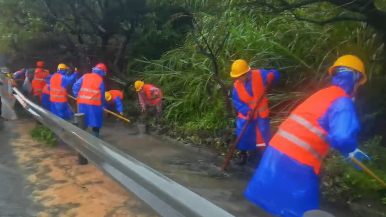 直击抢险一线——川达公司抢险人员风雨中抢险保畅通